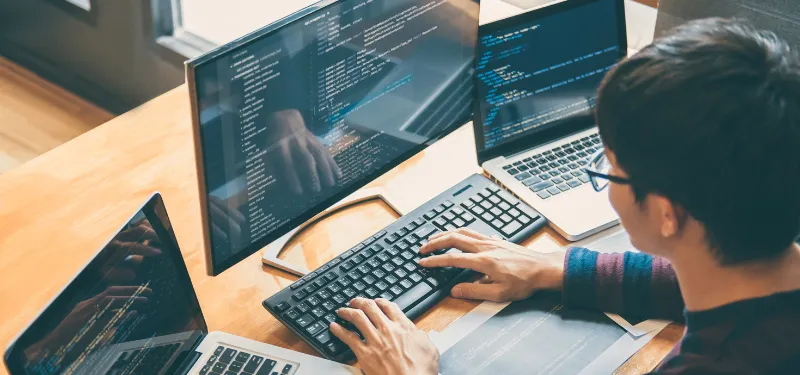 Laptop und Notizbuch mit professionellem Webdesign auf dem Bildschirm, symbolisierend die Vorteile der Website-Erstellung durch einen Webentwickler