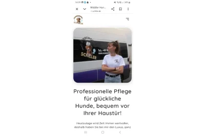 Frau vor einem mobilen Hundepflegeservice-Wagen mit Schriftzug "Professionelle Pflege für glückliche Hunde, bequem vor Ihrer Haustür!".